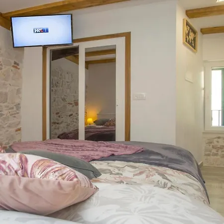 Old Center Stone House Apartman *