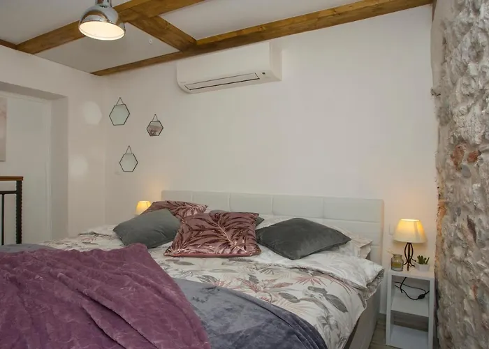 Old Center Stone House Apartman *