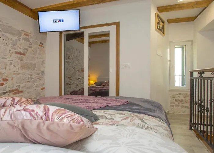 Old Center Stone House Apartman *