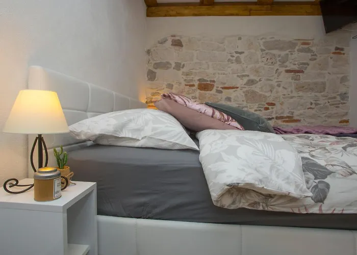 Old Center Stone House * Split