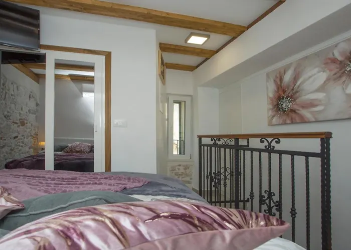 Old Center Stone House Apartman *