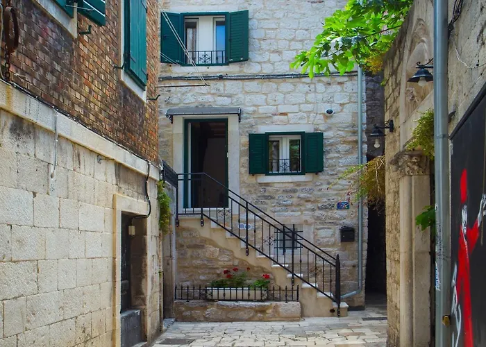 Old Center Stone House Apartman *